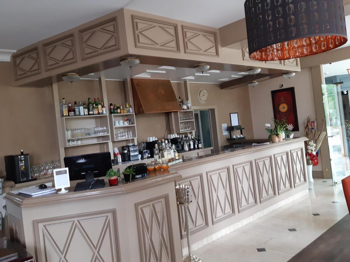 Logis Hotel Restaurant Le Parc Salbris Bagian luar foto
